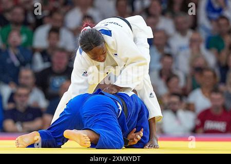 Paris, France. 30 juillet 2024. PARIS, FRANCE - JUILLET 30 : Clarisse Agbegnenou de France, Gili Sharir d'Israël en compétition dans la ronde d'élimination féminine de -63 kg de 32 pendant le jour 4 de Judo - Jeux Olympiques Paris 2024 à l'arène du champ-de-mars le 30 juillet 2024 à Paris, France. (Photo par Andre Weening/Orange Pictures) crédit : Orange pics BV/Alamy Live News Banque D'Images