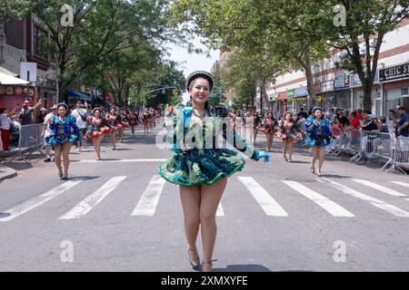 Les membres de la troupe de danse San Simon sucre se produisent à la Parade internationale péruvienne à Jackson Heights, Queens, New York. Banque D'Images