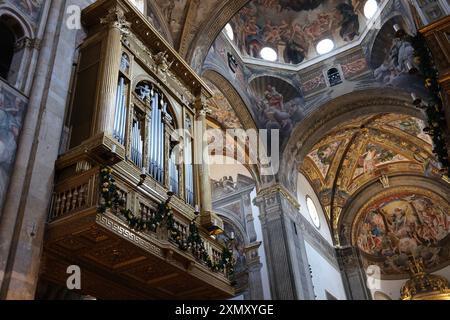 L'orgue de l'intérieur de la cathédrale de Parme avec fresque au plafond L'Assomption de la Vierge par l'artiste italien de la fin de la Renaissance Antonio da Correggio dec Banque D'Images