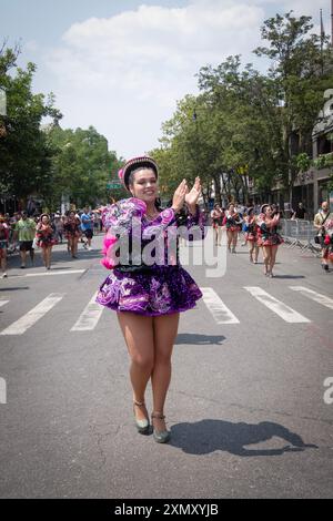 Les membres de la troupe de danse San Simon sucre se produisent à la Parade internationale péruvienne à Jackson Heights, Queens, New York. Banque D'Images