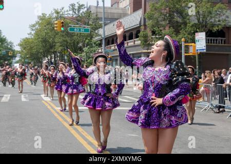 Les membres de la troupe de danse San Simon sucre se produisent à la Parade internationale péruvienne à Jackson Heights, Queens, New York. Banque D'Images