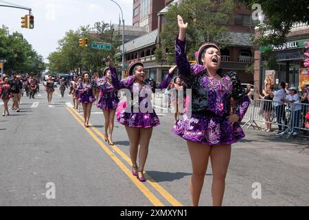 Les Boliviens américains membres de la troupe de danse San Simon sucre se produisent à la Parade internationale péruvienne à Jackson Heights, Queens, New York. Banque D'Images