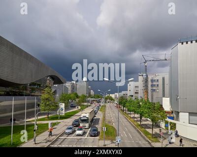 Munich Allemagne le parc des expositions BMW Welt ou le monde sur la gauche Banque D'Images