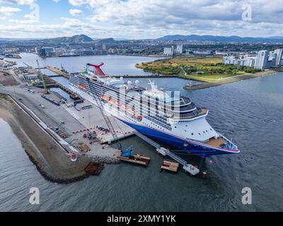 Édimbourg, Écosse, Royaume-Uni. 30 juillet 2024. Le bateau de croisière Carnival Legend accoste aujourd'hui à son nouveau poste d'amarrage à Forth ports Leith. Le navire de croisière est le premier navire à utiliser le poste d'amarrage et est le plus grand paquebot de croisière à accoster au port de Leith. Le nouveau poste d'amarrage permet aux grands navires de croisière d'utiliser le port sans entrer dans le port sans marée par les écluses existantes. Iain Masterton/Alamy Live News Banque D'Images