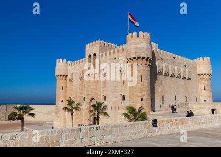 Alexandrie, Égypte - 14 décembre 2018 : Fort de Qaitbay, forteresse défensive du XVe siècle située sur la côte méditerranéenne. Touristes wa Banque D'Images