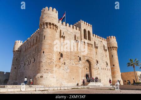 Alexandrie, Égypte - 14 décembre 2018 : Fort de Qaitbay, forteresse défensive du XVe siècle située sur la côte méditerranéenne. Les gens le sont Banque D'Images