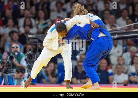 Paris, France. 30 juillet 2024. PARIS, FRANCE - JUILLET 30 : Clarisse Agbegnenou de France, Gili Sharir d'Israël en compétition dans la ronde d'élimination féminine de -63 kg de 32 pendant le jour 4 de Judo - Jeux Olympiques Paris 2024 à l'arène du champ-de-mars le 30 juillet 2024 à Paris, France. (Photo par Andre Weening/Orange Pictures) crédit : Orange pics BV/Alamy Live News Banque D'Images