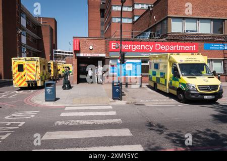 Ambulances stationnées devant le service des urgences de l'hôpital St George, Blackshaw Road, Tooting, Londres, SW17, Angleterre, Royaume-Uni Banque D'Images