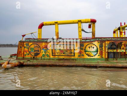 Drague de sable avec décorations de la Mecque sur une rivière, Chittagong Division, Sitakunda, Bangladesh Banque D'Images