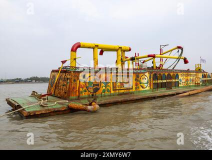 Drague de sable avec décorations de la Mecque sur une rivière, Chittagong Division, Sitakunda, Bangladesh Banque D'Images