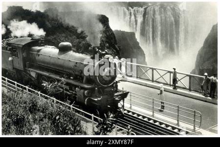 Train Rhodesia Railways traversant le pont Victoria Falls Banque D'Images