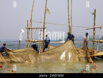 Pêcheurs bangladais tirant des filets de pêche du lac Kaptai, division de Chittagong, Rangamati Sadar, Bangladesh Banque D'Images