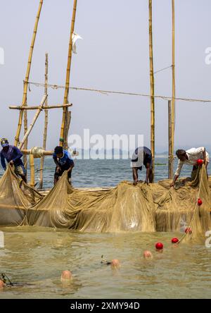 Pêcheurs bangladais tirant des filets de pêche du lac Kaptai, division de Chittagong, Rangamati Sadar, Bangladesh Banque D'Images