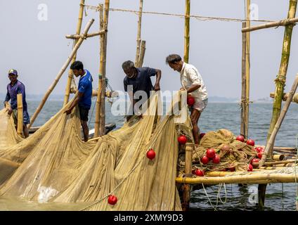 Pêcheurs bangladais tirant des filets de pêche du lac Kaptai, division de Chittagong, Rangamati Sadar, Bangladesh Banque D'Images