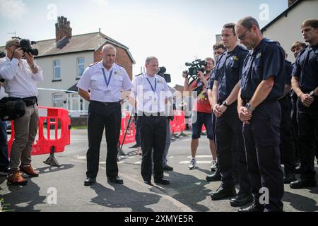 Des membres du Merseyside Fire and Rescue Service déposent des fleurs et un hommage près de la scène à Hart Street, Southport, où trois enfants sont morts et huit ont été blessés dans une attaque au couteau «féroce» lors d'un événement Taylor Swift dans une école de danse lundi. Un homme de 17 ans de Banks, dans le Lancashire, a été arrêté pour meurtre et tentative de meurtre à la suite de l'incident. Date de la photo : mardi 30 juillet 2024. Banque D'Images