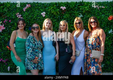 Windsor, Berkshire, Royaume-Uni. 29 juillet 2024. Les amateurs de courses profitent de leur soirée de courses hippiques à l'hippodrome Royal Windsor à Windsor, Berkshire. Crédit : Maureen McLean/Alamy Live News Banque D'Images