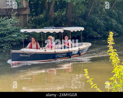 Quai de Dapdune, Guildford. 30 juillet 2024. Le temps chaud et ensoleillé à travers les Home Counties aujourd'hui alors que la canicule actuelle se poursuit. Les gens apprécient le temps le long de la rivière Wey navigations à Guildford dans le Surrey. Crédit : james jagger/Alamy Live News Banque D'Images