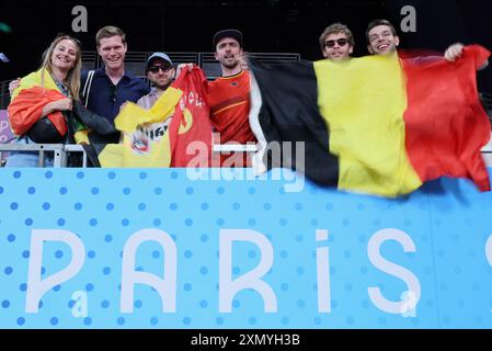 Paris, France. 30 juillet 2024. Les supporters belges assistent à un combat de judo entre le belge casse et le japonais Nagase, en quarts de finale de la catégorie -81kg de la compétition masculine de judo aux Jeux Olympiques de Paris 2024, le mardi 30 juillet 2024 à Paris, France. Les Jeux de la XXXIIIe Olympiade se déroulent à Paris du 26 juillet au 11 août. La délégation belge compte 165 athlètes en compétition dans 21 sports. BELGA PHOTO BENOIT DOPPAGNE crédit : Belga News Agency/Alamy Live News Banque D'Images