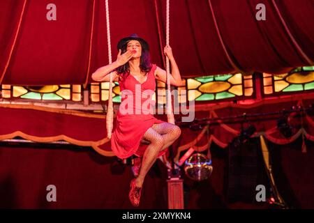 Édimbourg, Royaume-Uni. 30 juillet 2024 photo : Camille O’Sullivan assis sur un trapèze dans l’emblématique Spiegeltent dans les jardins de Assembly George Square. Camille O’Sullivan, superstar du cabaret, célèbre ses 20 ans au Fringe en recréant une photo de sa première année de représentation à Édimbourg en 2004. Crédit : Rich Dyson/Alamy Live News Banque D'Images