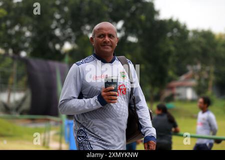 Hashan Tillakaratne, entraîneur-chef de l'équipe nationale féminine du bangladesh, est considérée comme l'équipe féminine de cricket du Bangladesh assiste à l'entraînement au Bangladesh Krira S. Banque D'Images