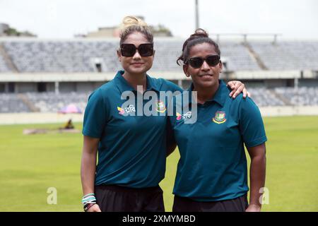 Jahanara Alam (à gauche) et Rumana Ahmed (à droite) pendant l’équipe féminine de cricket du Bangladesh assistent à une séance photo de groupe au stade de cricket Sher-e-Bangla à Mirpur, D. Banque D'Images