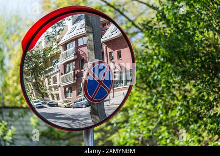 Aucun panneau d'arrêt reflété dans le poteau de miroir de rue sur fond d'arbres verts Banque D'Images