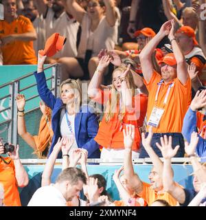 PARIS, FRANCE - JUILLET 30 : Princesse Alexia, Reine Maxima, Princesse Catharina-Amalia, Roi Willem-Alexander des pays-Bas acclamant pendant le match Handball - Jeux Olympiques Paris 2024 entre les pays-Bas et l'Espagne le jour 4 à South Paris Arena le 30 juillet 2024 à Paris, France. (Photo de Henk Seppen/Getty images) crédit : Orange pics BV/Alamy Live News Banque D'Images