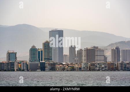 Vue sur les gratte-ciel et les bâtiments à Bayrakli, Izmir depuis la mer Banque D'Images