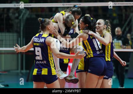 ISTANBUL, TURKIYE - 28 FÉVRIER 2024 : les joueurs de Fenerbahce Opet célèbrent le score lors du match de volley de la Ligue des champions de l'Allianz MTV Stuttgart CEV Banque D'Images