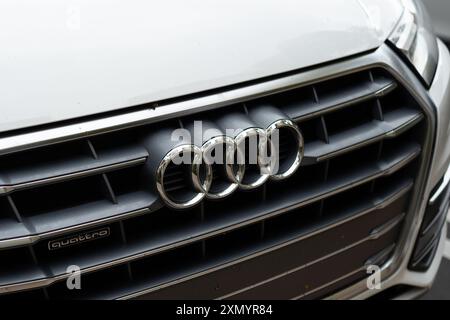 ÉTATS-UNIS. 25 avril 2024. Gros plan de la calandre avant d'un véhicule Audi, Newport Beach, Californie, 25 avril 2024. (Photo Smith Collection/Gado/Sipa USA) crédit : Sipa USA/Alamy Live News Banque D'Images