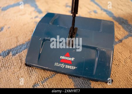 ÉTATS-UNIS. 25 avril 2024. Balayeuse de sol traditionnelle Bissell, mécanique, sur tapis commercial, Newport Beach, Californie, 25 avril 2024. (Photo Smith Collection/Gado/Sipa USA) crédit : Sipa USA/Alamy Live News Banque D'Images