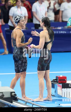 Paris, Ile de France, France. 29 juillet 2024. Mary-Sophie Harvey (Canada) et Siobhan Bernadette Haughey (Hong Kong) lors de la cérémonie des médailles du 200 mètres nage libre féminin lors des Jeux Olympiques d'été de Paris 2024 à Paris la Défense Arena. (Crédit image : © David G. McIntyre/ZUMA Press Wire) USAGE ÉDITORIAL SEULEMENT! Non destiné à UN USAGE commercial ! Banque D'Images