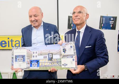 Milano, Milano. 30 juillet 2024. Beppe Marotta e Giovanni Accusani alla Presentazione della cartella filatelica 'Inter campione d'Italia' presso sede poste di via Cordusio - Martedì 30 Luglio 2024 (Foto Claudio Furlan/Lapresse) Beppe Marotta et Giovanni Accusani à la présentation de la chemise philatélique 'Inter champion d'Italie' au siège de poste à via Cordusio - mardi, 30 juillet 2024 (photo Claudio Furlan/Lapresse) crédit : LaPresse/Alamy Live News Banque D'Images