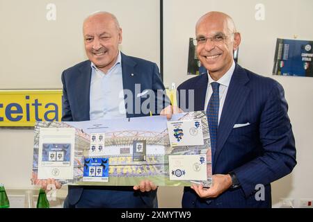 Milano, Milano. 30 juillet 2024. Beppe Marotta e Giovanni Accusani alla Presentazione della cartella filatelica 'Inter campione d'Italia' presso sede poste di via Cordusio - Martedì 30 Luglio 2024 (Foto Claudio Furlan/Lapresse) Beppe Marotta et Giovanni Accusani à la présentation de la chemise philatélique 'Inter champion d'Italie' au siège de poste à via Cordusio - mardi, 30 juillet 2024 (photo Claudio Furlan/Lapresse) crédit : LaPresse/Alamy Live News Banque D'Images