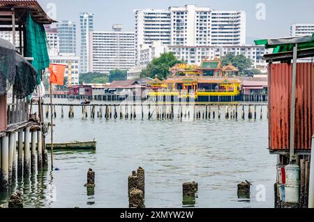 Une vue sur l'eau de Chew Jetty regardant vers des blocs d'appartements modernes à George Town, Penang, Malaisie Banque D'Images