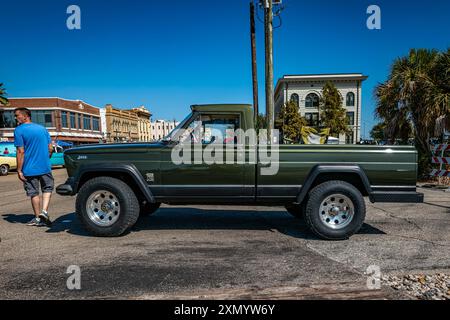 Gulfport, MS - 01 octobre 2023 : vue latérale en perspective haute d'une camionnette Jeep Gladiator J200 1965 lors d'un salon automobile local. Banque D'Images