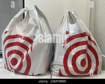 ÉTATS-UNIS. 04 juin 2024. Deux sacs de magasinage Target placés à l'intérieur, à Lafayette, en Californie, le 4 juin 2024. (Photo Smith Collection/Gado/Sipa USA) crédit : Sipa USA/Alamy Live News Banque D'Images