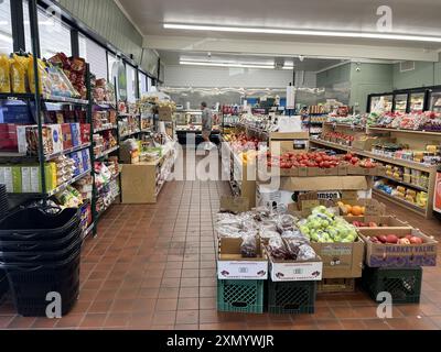 ÉTATS-UNIS. 12 juin 2024. Vue intérieure de l'épicerie Green Fish Market avec produits frais et assortiment de produits emballés, Walnut Creek, Californie, 12 juin 2024. (Photo Smith Collection/Gado/Sipa USA) crédit : Sipa USA/Alamy Live News Banque D'Images