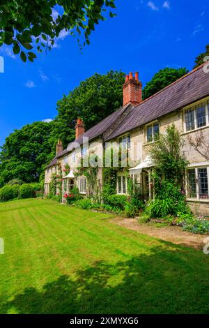 Une rangée de jolis chalets traditionnels en pierre à l'entrée de Stourhead Gardens, Wiltshire, Angleterre, Royaume-Uni Banque D'Images