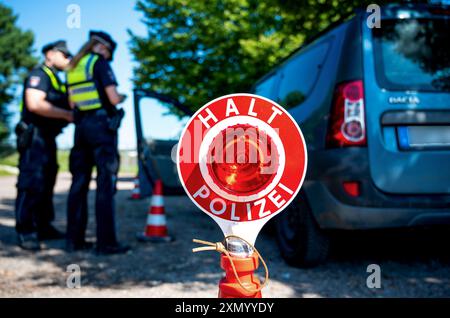 Hambourg, Allemagne. 30 juillet 2024. Les policiers vérifient une voiture pour déceler des défauts techniques dans le district de Bahrenfeld. Lors d'un contrôle à grande échelle, la police a vérifié le respect des règles de sécurité routière. Crédit : Daniel Bockwoldt/dpa - ATTENTION : les plaques d'immatriculation ont été pixelisées pour des raisons légales/dpa/Alamy Live News Banque D'Images