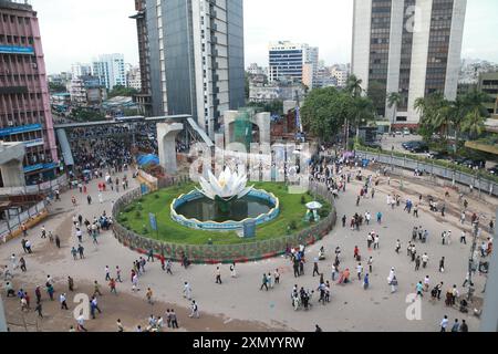 Des étudiants anti-quota ont bloqué la route à Motijheel Shapla Chatwar dans la capitale, Bangladesh, le 16 juillet 2024. Banque D'Images