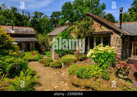 Un mélange attrayant de plantation colorée et d'aménagement paysager dur à Docton Mill Garden, Lymebridge, North Devon, Angleterre, Royaume-Uni Banque D'Images