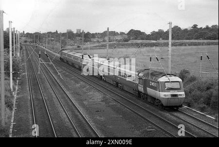 Années 1970, British Railways, un train électrique Inter-City 125 (no 253011), sur la ligne principale de la côte est nouvellement électrifiée, dont certaines parties ont été électrifiées entre 1975 et 1978. Banque D'Images