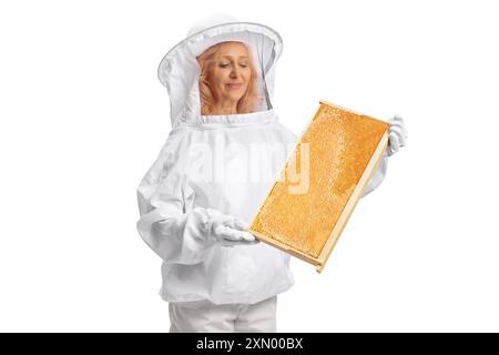 Femme producteur de miel tenant un cadre de ruche isolé sur fond blanc Banque D'Images
