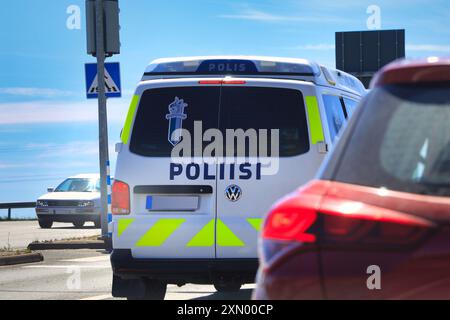 Véhicule de police finlandais Volkswagen transporter dans la circulation, détail de vue arrière. dof peu profond. Salo, Finlande. 21 juin 2024. Banque D'Images