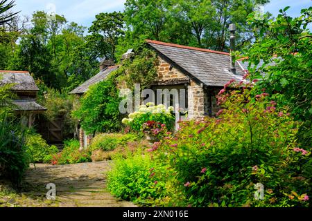 Un mélange attrayant de plantation colorée et d'aménagement paysager dur à Docton Mill Garden, Lymebridge, North Devon, Angleterre, Royaume-Uni Banque D'Images