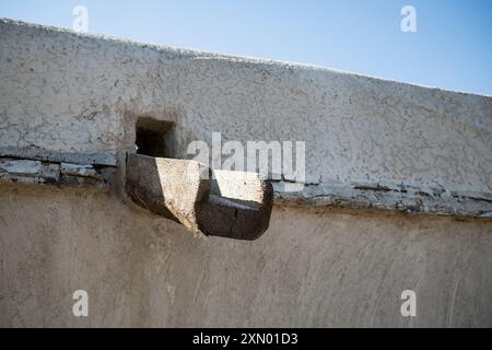 Gouttière ancienne à palm treen dans vieille maison à Hatta Heritage Village. Unis Dubaï, Émirats Arabes Unis Banque D'Images