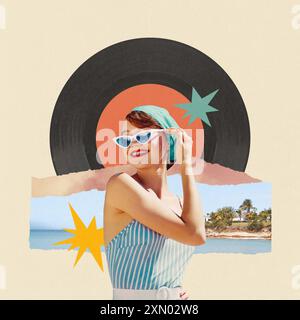 Collage d'art contemporain. Femme souriante en maillot de bain rayé, ajustant ses lunettes de soleil sur fond de plage avec disque vinyle comme soleil. Banque D'Images