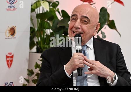 Monza, Italie. 20 mai 2024. L'Amministratore Delegato di AC Monza Adriano Galliani all'evento di beneficenza 'attenti a quei due' presso l'esclusiva Rinascente Lounge dell'U-Power Stadium di Monza, Italia - Marted&#xec; 20 maggio 2024 - Sport, calcio - (Foto Gianni Buzzi/AC Monza/LaPresse) Adriano Galliani AC Monza PDG à l'événement caritatif "attaché a quei due" au salon exclusif Rinascente du stade U-Power de Monza, Italie - mardi 20 mai 2024 - Sports, soccer - (photo Gianni Buzzi/AC Monza/LaPresse) crédit: LaPresse/Alamy Live News Banque D'Images