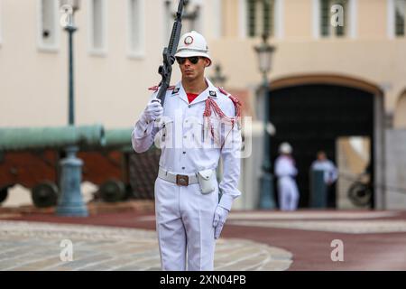 Monaco ville : Garde du Palais en défilé blanc robe d'été uniforme de la Compagnie des Carabiniers du Prince, avec un fusil M16A2, lunettes de soleil, casque Banque D'Images